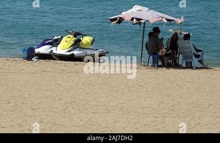 Acqua scooter e la gente sulla spiaggia di Pattaya. Foto Stock