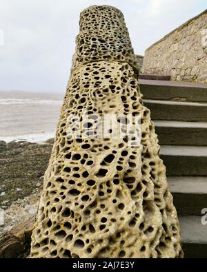 Erose pareti calcaree sul lungomare di Weston-super-Mare, Inghilterra Foto Stock