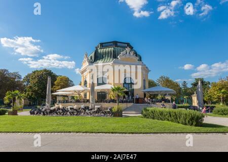 Austria, Vienna - 3 Settembre 2019: Zoo di Schonbrunn Ristorante imperatore del Pavilion - ristorante Kaiserpavillon in una giornata di sole a Vienna, in Austria Foto Stock