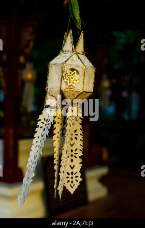 Yi Peng o cromo Lanna, stile settentrionale di Thai appendere lanterne di carta in un tempio nel nord della Thailandia. Fotografia: Iris de Reus Foto Stock