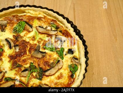 Funghi fatti in casa, porri e flan di spinaci Foto Stock