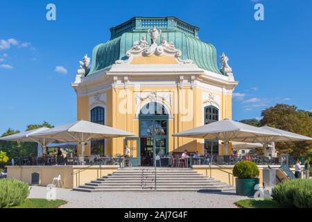 Austria, Vienna - 3 Settembre 2019: Zoo di Schonbrunn Ristorante imperatore del Pavilion - ristorante Kaiserpavillon in una giornata di sole a Vienna, in Austria Foto Stock