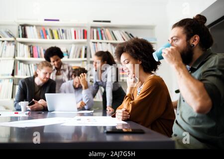 Collaborazione e analisi di business persone che lavorano in ufficio Foto Stock