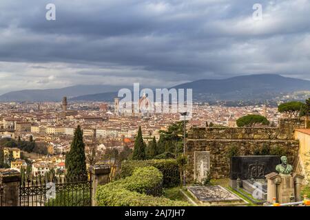 Firenze, Italia - 15 dicembre 2019: la luce del sole è illuminante tombe nel cimitero di San Miniato Abbey in Firenze, Toscana, Italia Foto Stock