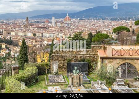 Firenze, Italia - 15 dicembre 2019: la luce del sole è illuminante tombe nel cimitero di San Miniato Abbey in Firenze, Toscana, Italia Foto Stock