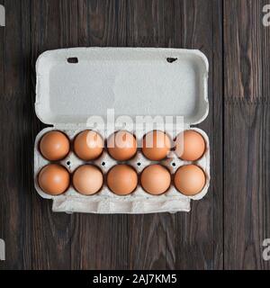 Uova di gallina, uova di cartone, carta di pasta di cassa di uovo, il vassoio contenitore Foto Stock