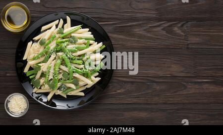 Primavera, penne pasta primavera zucchine, tagliatelle, fagiolini, lattuga, snap piselli, spinaci insalata di pasta Foto Stock