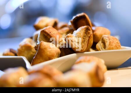 Salsiccia rotoli impilati su una stella piatto sagomato Foto Stock