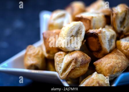 Salsiccia rotoli impilati su una stella piatto sagomato Foto Stock