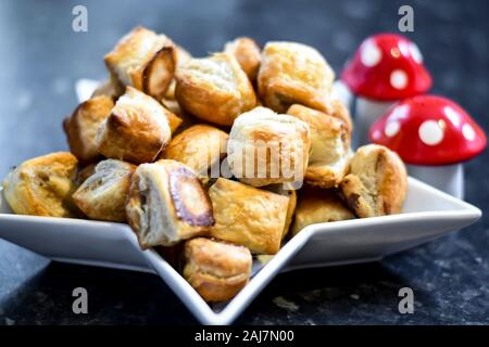 Salsiccia rotoli impilati su una stella piatto sagomato Foto Stock