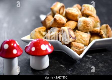 Salsiccia rotoli impilati su una stella piatto sagomato Foto Stock