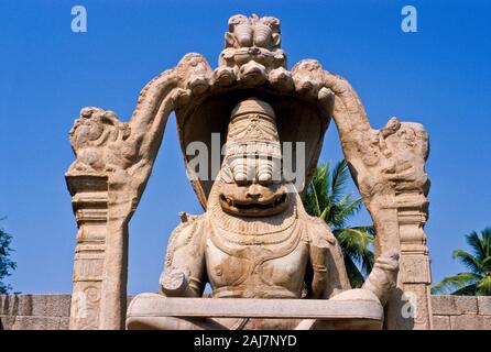 Statua di Lakshmi Narasimha nelle rovine dell antico regno Vijayanagar Foto Stock