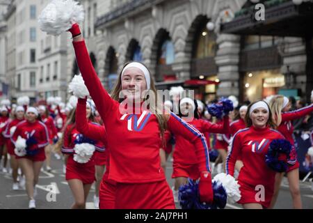 Varsity Cheerleaders partecipa alla sfilata di Capodanno 2020 a Londra Foto Stock