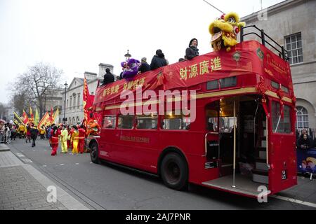 Londra Capodanno Parade 2020 ha visto 8.500 danzatori, acrobati mangiafuoco, clown, galleggianti e molto di più, marzo e il tamburo il loro cammino lungo un miglio di 2.2. Foto Stock