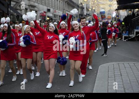 Varsity Cheerleaders partecipa alla sfilata di Capodanno 2020 a Londra Foto Stock