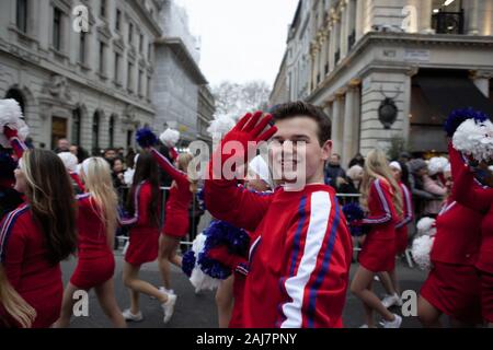 Varsity Cheerleaders partecipa alla sfilata di Capodanno 2020 a Londra Foto Stock