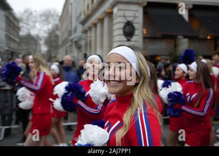 Varsity Cheerleaders partecipa alla sfilata di Capodanno 2020 a Londra Foto Stock