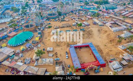 Vista aerea dell'annuale Pushkar Camel Fair in Rajasthan, India, con le sue tende colorate, spazi espositivi e giostre. Foto Stock