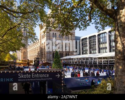 LONDRA, UK - 31 OTTOBRE 2018: Vista della pista di pattinaggio su ghiaccio al Natural History Museum con cartello Foto Stock