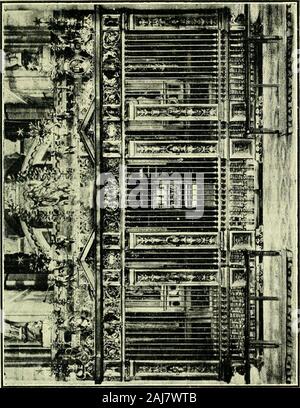 La Chartreuse de Pavie . s les gaufrures ajourées, labondance desornements est inépuisable, et leur entrelacement encadredes statuette de santi et des placchette. Au dessus de lentablement, su voit délégantesornementations parmi deux médaillons avec les profils de JeanGaléas Visconti et de Catherine, sa seconde femme aux-quels les moines ont voulu ainsi - deux siècles et demiaprès la fondation du monastère - exprimer leur recon-naissance; dans une grande guirlande de fleurs, deuxangelets soulèvent une statua in bronzo en de la Vierge,tandisque quatre anges jouent de la trompette. La griglia é un Foto Stock
