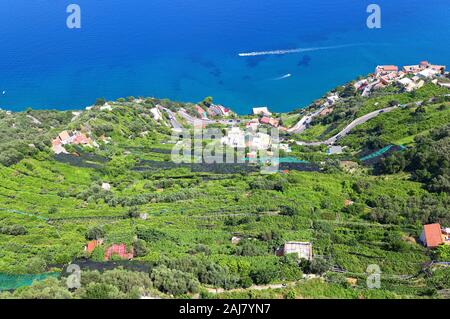 La Costiera Amalfitana - la vista guardando verso il basso dalla città di Ravello Foto Stock
