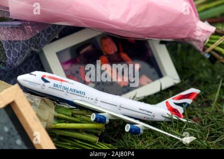 Omaggi che sono stati lasciati in corrispondenza della scena in Stanwell, vicino l'aeroporto di Heathrow, di un incidente fatale per la Vigilia di Capodanno in cui tre British Airways cabin crew morì. Foto Stock