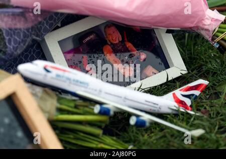 Omaggi che sono stati lasciati in corrispondenza della scena in Stanwell, vicino l'aeroporto di Heathrow, di un incidente fatale per la Vigilia di Capodanno in cui tre British Airways cabin crew morì. Foto Stock