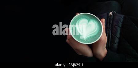 Donna mani tè verde Matcha latte con forma di cuore art. Vista superiore, piana, laici copyspace per testo Foto Stock