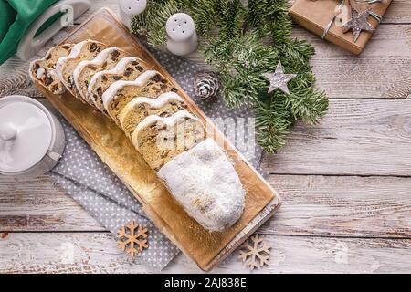 Natale stollen. Fette di dolce festa dessert fatti in casa. Vista superiore Foto Stock