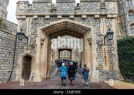 I turisti di entrare il Edward III Torre di Porta al Castello di Windsor in Windsor, Berkshire, Inghilterra, Regno Unito Foto Stock