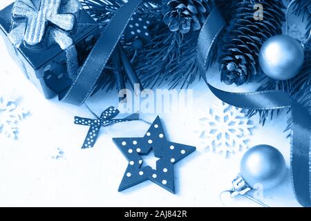 Natale e Anno Nuovo concetto dello sfondo. Composizione di natale. Rami di abete rosso, presente e decorazioni rosso. Foto Stock