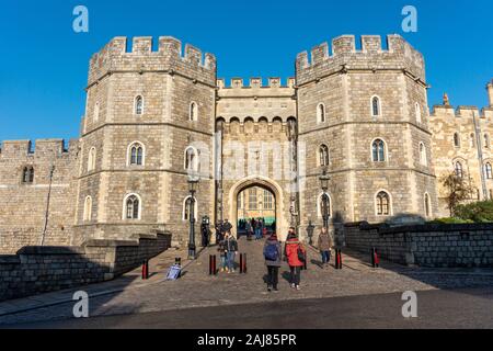 I visitatori di fronte Henry VIII gateway al Castello di Windsor in Windsor, Berkshire, Inghilterra, Regno Unito Foto Stock