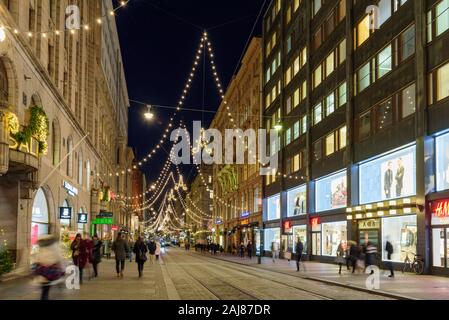 HELSINKI, Finlandia - 10 dicembre 2019: Aleksanterinkatu street di notte Foto Stock