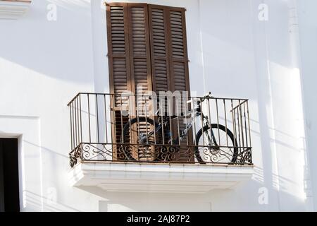 Balconi sugli appartamenti a Eivissa (Ibiza Città Vecchia) Ibiza. Foto Stock