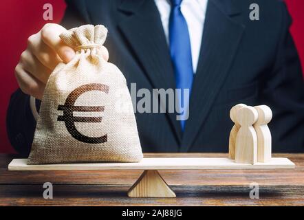 Euro europeo EUR simbolo sul sacco di denaro e persone su scale. concetto attirare gli investimenti, la cooperazione commerciale, startup crowdfunding. Solvibilità, taxpa Foto Stock