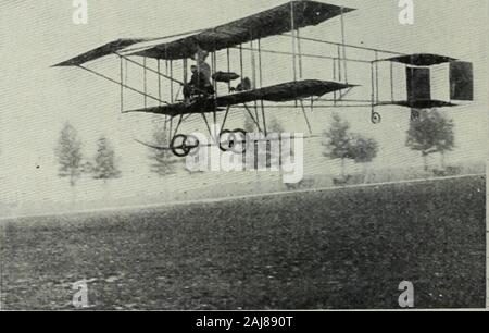 Riesame delle recensioni e il mondo del lavoro . e diametro, circa 20piedi,-le lame di whichare praticamente piccolo aero-piani. La questione della ilsollevamento di uomo e machinein questa maniera ha beensolved, in modo che vi onlyremains per soluzione thoseof dirigibility e la principale concerne il mantenimento dell'equilibrio dell'apparecchiatura. • Per quanto riguarda il velivolo typeof macchina volante, questo èin genere classificato underthree capi, come segue:(i) Monoplanes, (2) bi- piani, (3), triplanes o multiple-surfacemachines. Gli aerei della prima classe gen-erally consistono in un piano singolo o coppia ofwings, fissato alla estremità anteriore di una Foto Stock