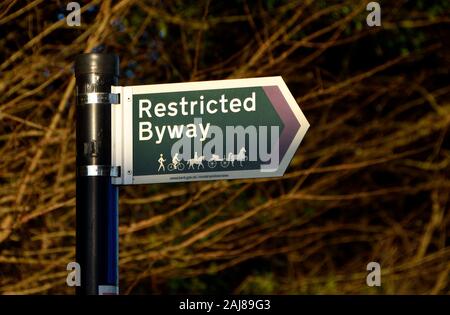 Cartello stradale in zone rurali Kent: ristretta byway (pedoni, ciclisti, cavalli) Foto Stock