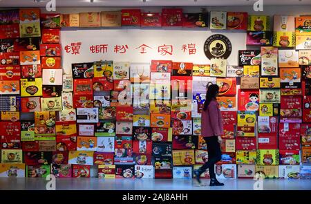 (200103) -- LIUZHOU, gen. 3, 2020 (Xinhua) -- Pranzo fiume lumaca spaghetti di riso sono visualizzati in un salone in Liuzhou, sud della Cina di Guangxi Zhuang Regione autonoma, Gen 2, 2020. La combinazione di cibi tradizionali materiali di Han persone con Miao e Dong gruppi etnici, fiume lumaca spaghetti di riso, o 'Luosifen' in cinese, è un piatto di spaghetti di riso bollito con decapati germogli di bambù, essiccato rapa, verdure fresche e noccioline nel fiume speziate zuppa di lumaca. La specialità, la cui creazione è stato elencato come parte del Guangxi il patrimonio culturale immateriale in 2008, è diventato uno dei più ricercati d Foto Stock