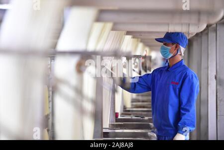 (200103) -- LIUZHOU, gen. 3, 2020 (Xinhua) -- un lavoratore produce fiume lumaca riso tagliatelle in una fabbrica in Liuzhou, sud della Cina di Guangxi Zhuang Regione autonoma, Gen 2, 2020. La combinazione di cibi tradizionali materiali di Han persone con Miao e Dong gruppi etnici, fiume lumaca spaghetti di riso, o 'Luosifen' in cinese, è un piatto di spaghetti di riso bollito con decapati germogli di bambù, essiccato rapa, verdure fresche e noccioline nel fiume speziate zuppa di lumaca. La specialità, la cui creazione è stato elencato come parte del Guangxi il patrimonio culturale immateriale in 2008, è diventato uno dei più ricercati piatti un Foto Stock