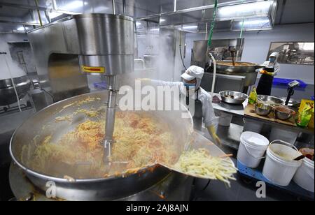 (200103) -- LIUZHOU, gen. 3, 2020 (Xinhua) -- processo lavoratori decapati germogli di bambù, un ingrediente indispensabile del riso a base di noodle, in una fabbrica in Liuzhou, sud della Cina di Guangxi Zhuang Regione autonoma, Gen 2, 2020. La combinazione di cibi tradizionali materiali di Han persone con Miao e Dong gruppi etnici, fiume lumaca spaghetti di riso, o 'Luosifen' in cinese, è un piatto di spaghetti di riso bollito con decapati germogli di bambù, essiccato rapa, verdure fresche e noccioline nel fiume speziate zuppa di lumaca. La specialità, la cui creazione è stato elencato come parte del Guangxi il patrimonio culturale immateriale in 2008, ha Foto Stock