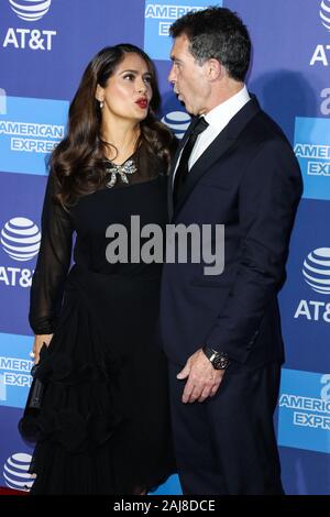 Palm Springs, Stati Uniti. 02Jan, 2020. PALM SPRINGS, CALIFORNIA, STATI UNITI D'America - 02 gennaio: Salma Hayek e Antonio Banderas arrivano al trentunesimo annuale di Palm Springs International Film Festival Awards Gala tenutosi presso il Palm Springs Convention Center su Gennaio 2, 2020 a Palm Springs, California, Stati Uniti. (Foto di Xavier COLLIN/Image Press Agency) Credito: Image Press Agency/Alamy Live News Foto Stock