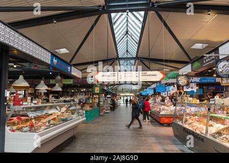 Torvehallerne mercato, vista di persone a fare shopping all'interno dell'Torvehallerne KBH mercato coperto di Israels Plads zona di Copenhagen, Danimarca. Foto Stock