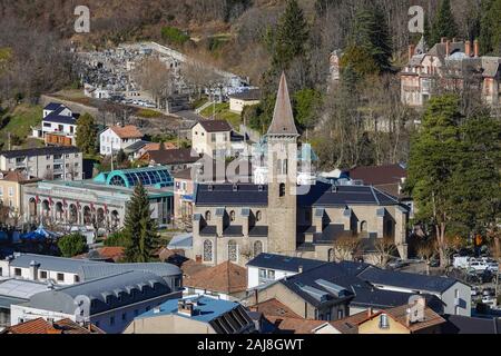 Chiesa e spa, tetti ed edifici a Ax-les-Thermes Ariège, Pirenei francesi, Francia Foto Stock
