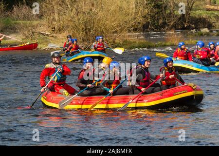 Per coloro che godono di un bianco acqua team building avventura rafting sul fiume Dee in Galles del Nord Foto Stock