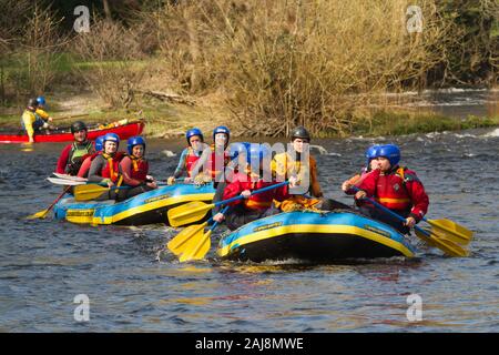 Per coloro che godono di un bianco acqua team building avventura rafting sul fiume Dee in Galles del Nord Foto Stock