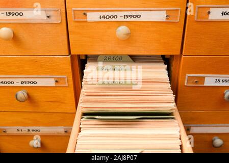 Cabinet File di libreria o in ufficio. Una casella è aperto. Concetto di database. Libreria di carta o il file catalogo. Ufficio antico Foto Stock