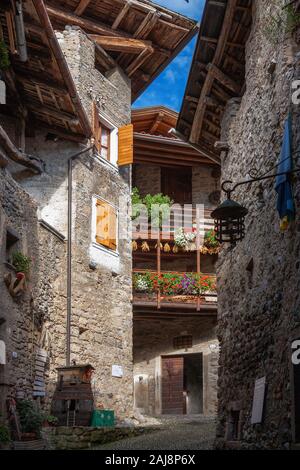 Via Fratelli Bandiera, Canale di Tenno, Trentino-Alto Adige, Italia. Scelto come uno dei borghi più belli d'Italia Foto Stock
