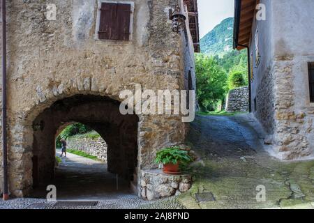 Via Fratelli Bandiera e il sentiero che porta al Lago di Tenno, Canale di Tenno, Trentino-Alto Adige, Italia. Scelto come uno dei borghi più belli d'Italia Foto Stock