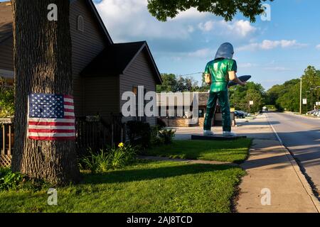 Wilmington, Illinois, Stati Uniti d'America - 5 Luglio 2014: un tratto della storica Route 66 nella città di Wilmington, in montagna con una bandiera americana e il Gemini stat gigante Foto Stock