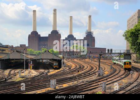 Il vecchio Battersea Power Station e binari ferroviari Londra Foto Stock